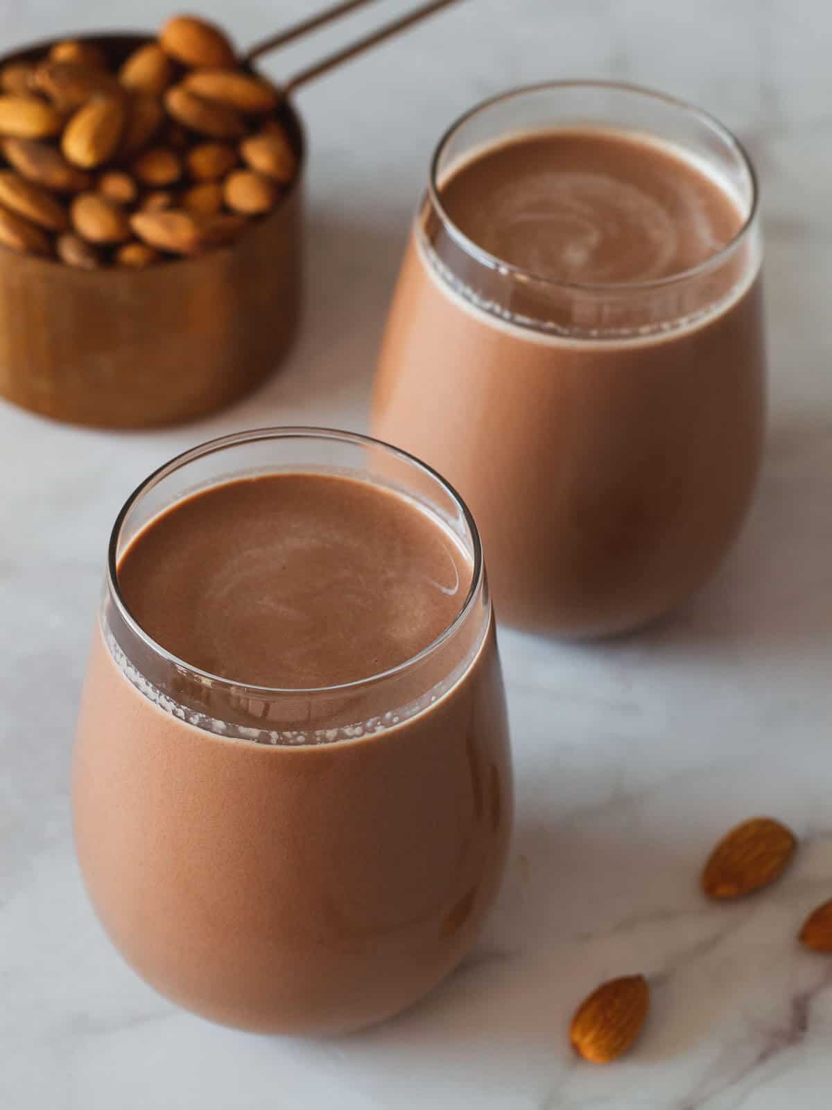 leche chocolatada servida en vasos.