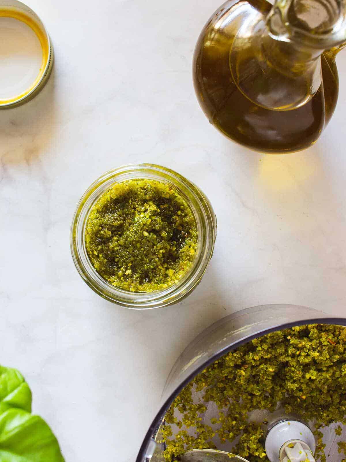si se almacena para más tarde, cubrir el pesto de pistacho con aceite de oliva.