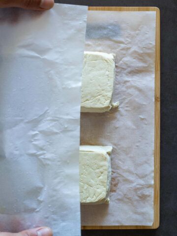 bloques de tofu sobre papel de horno o absorbente.