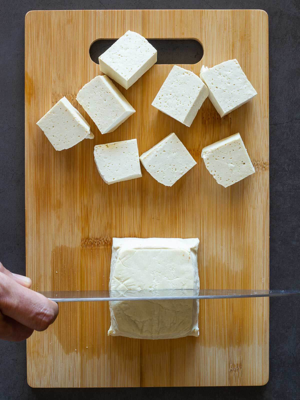 cortando cubos de tofu.