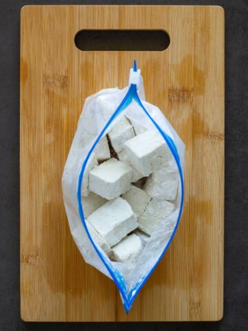 cortar el tofu extra firme en dados.
