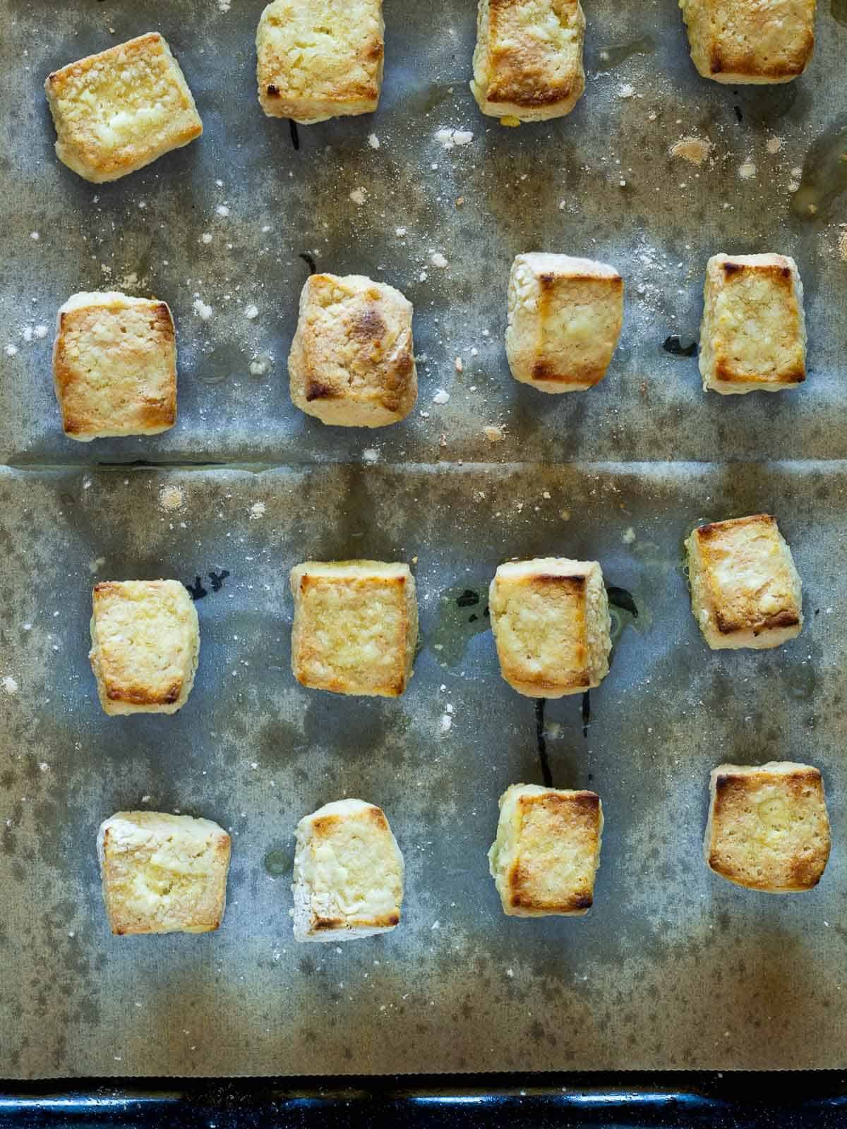 cubos de tofu dorados salidos del horno.