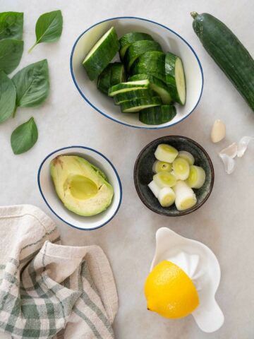 ingredientes preparados para hacer crema: verduras troceadas e ingredientes medidos.