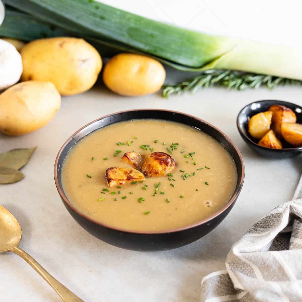 crema de puerros y patatas servida en un bowl.