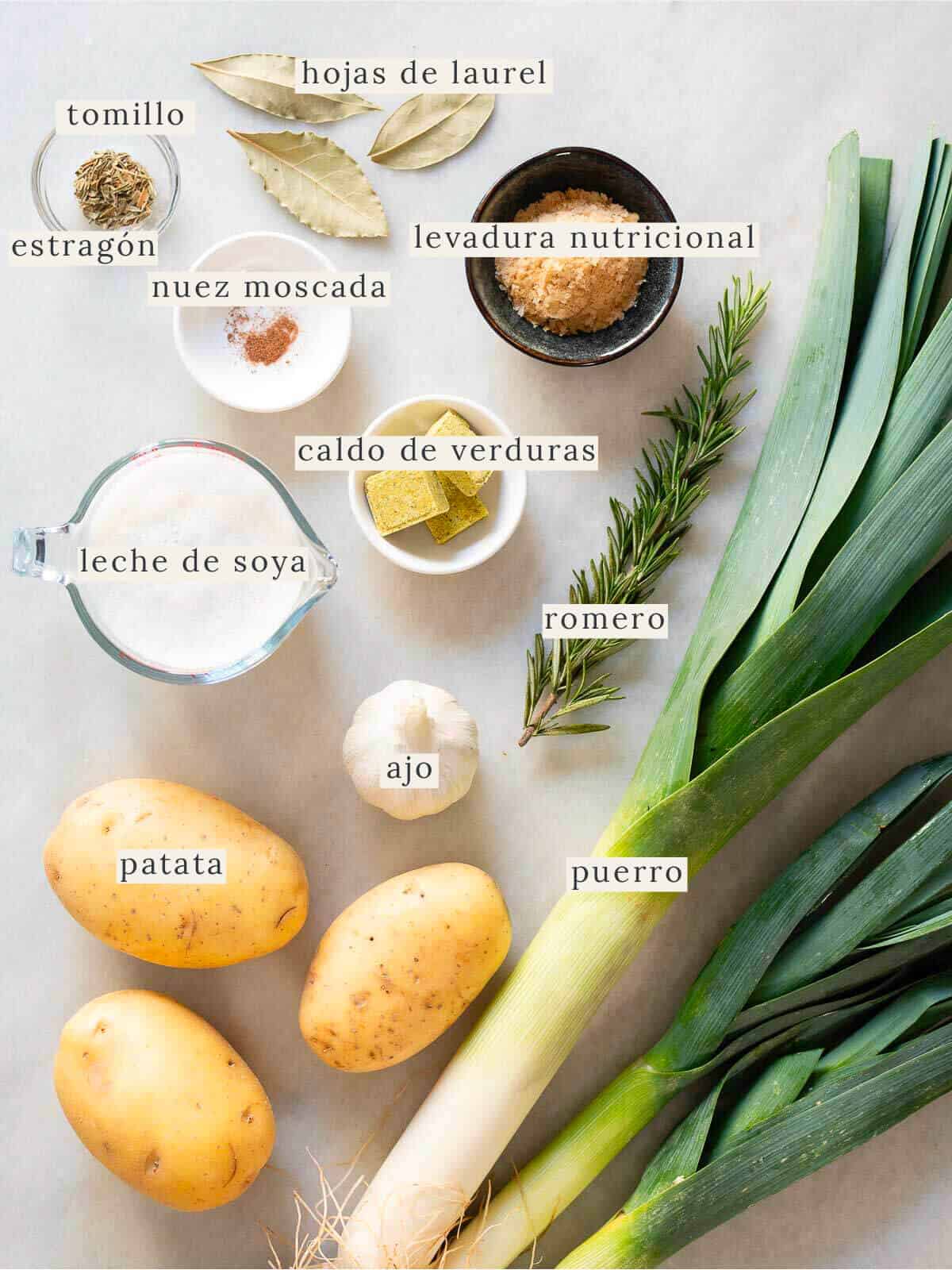 ingredientes para preparar la receta de crema de puerros y patatas.