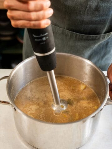 licuar la sopa para conseguir una textura suave y cremosa.
