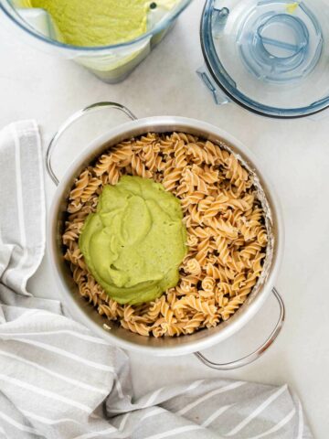 vierte la salsa de brócoli sobre la pasta recién cocida.