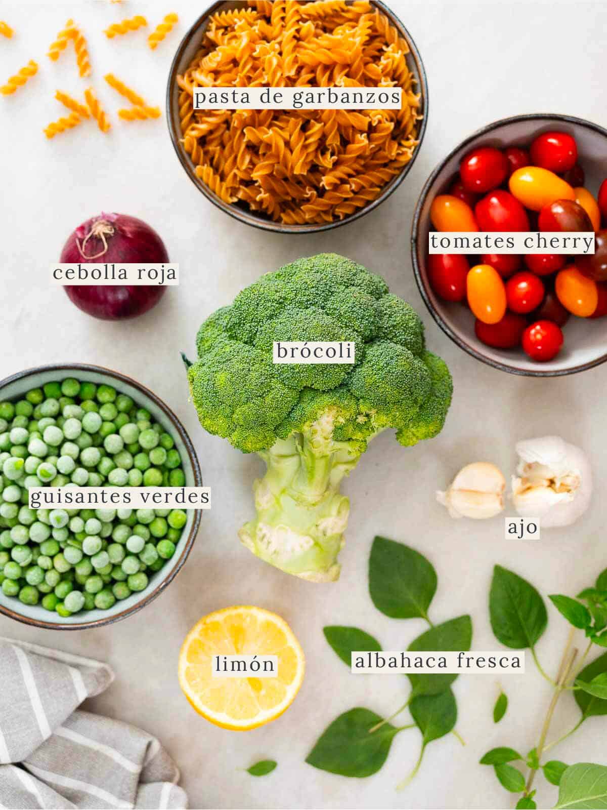 ingredientes para preparar la receta de pasta con brócoli cremosa.