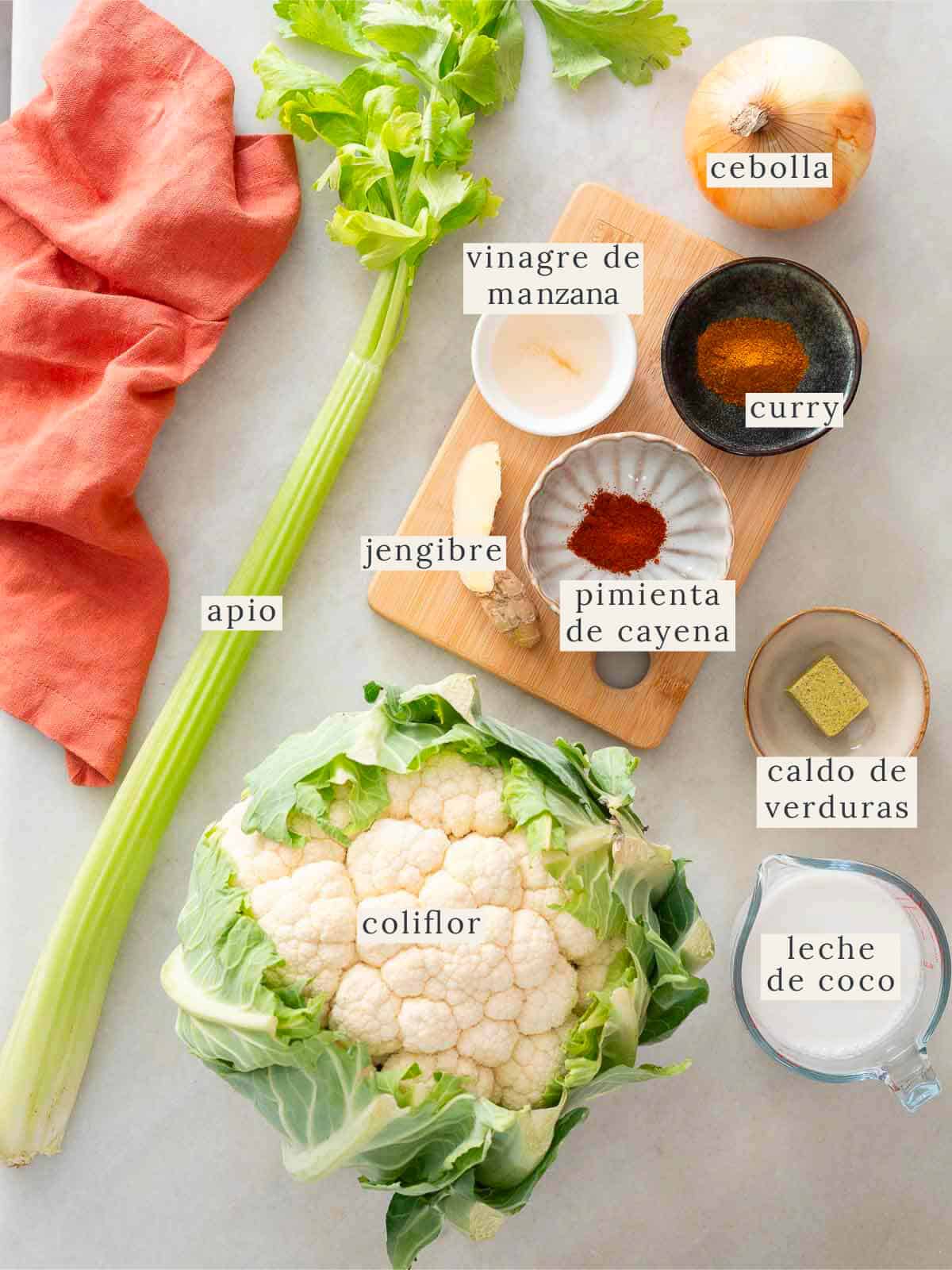 ingredientes para prepara sopa de coliflor cremosa.