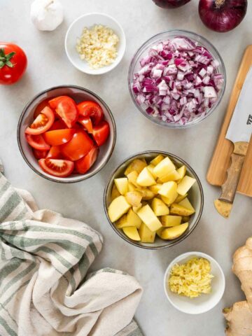 cuencos con verduras picadas y jengibre rallado listos para la olla instantánea.