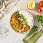 bowl con arroz basmati y sopa de judía mungo sobre la mesa.