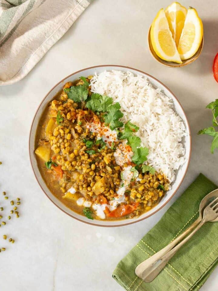 bowl con arroz basmati y sopa de judía mungo sobre la mesa.