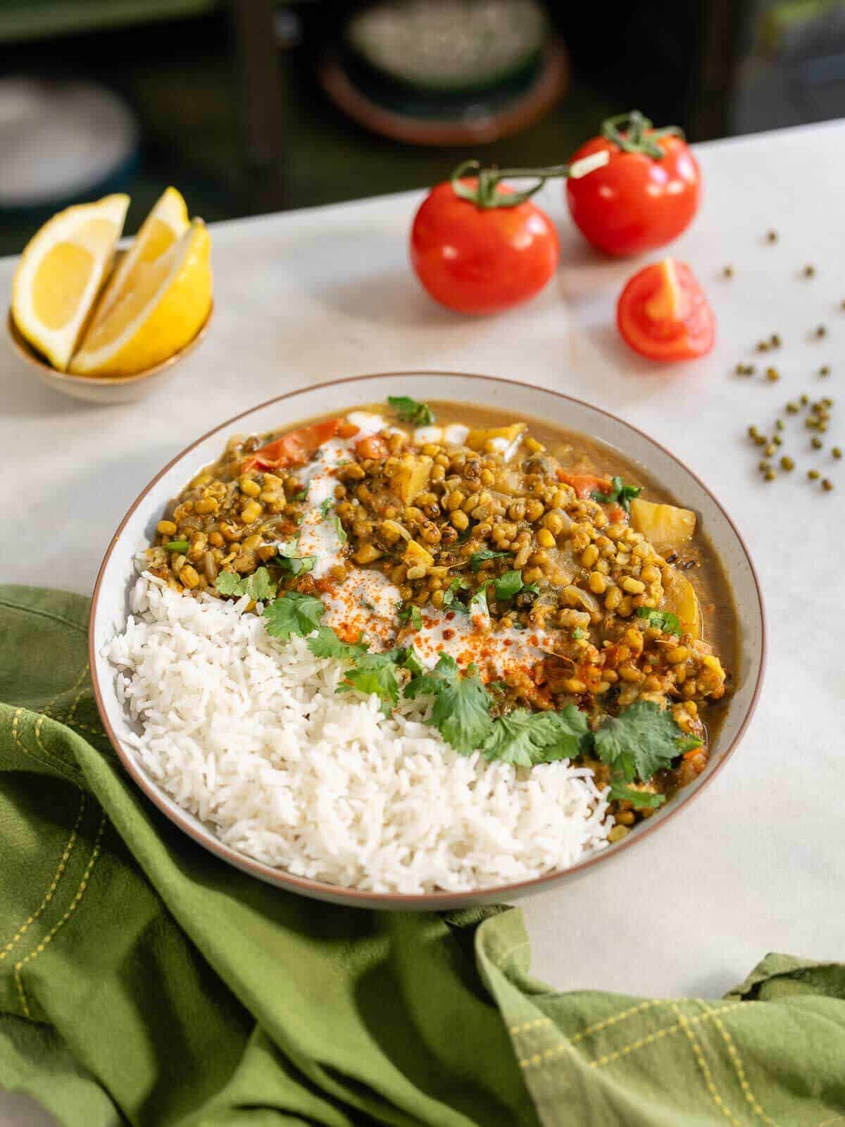 sopa de judía mungo servida con arroz basmati al horno.