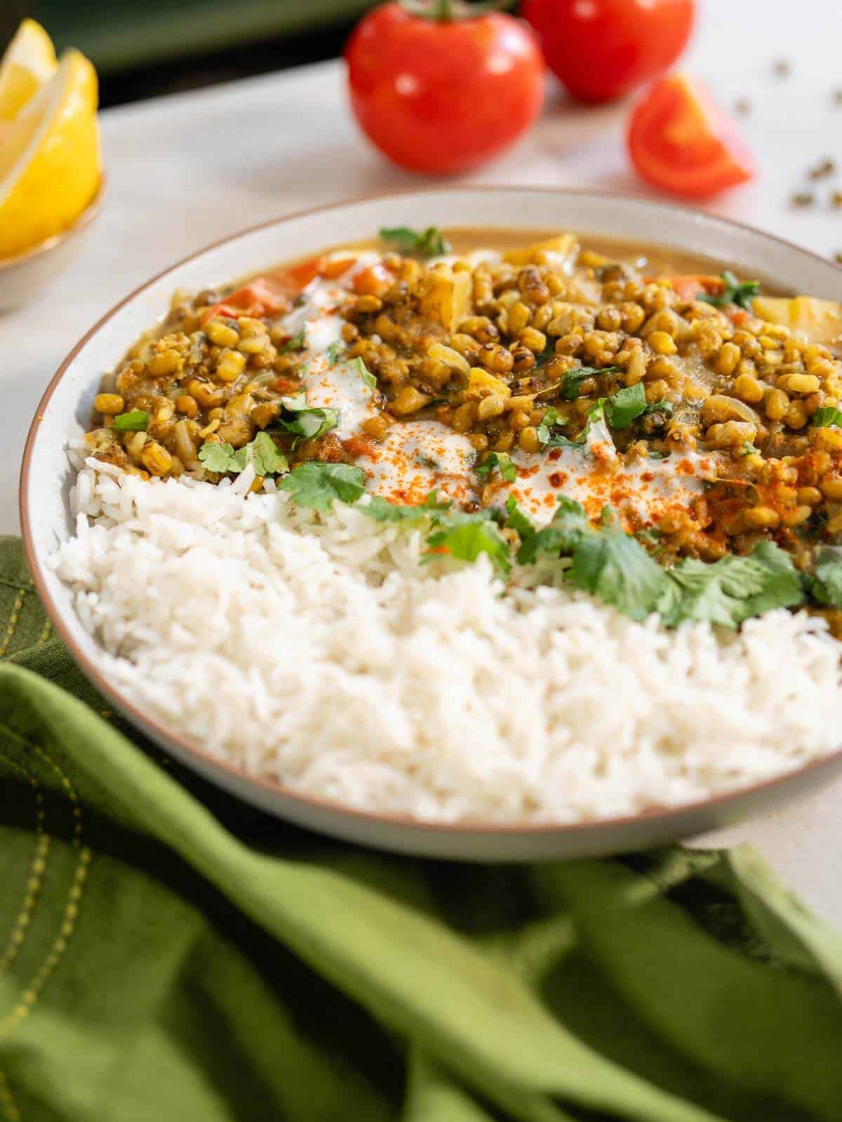 sirve con cilantro picado, un chorrito de leche de coco y arroz basmati.