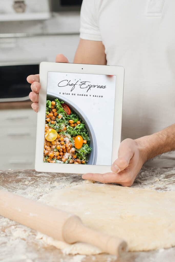 cocinero mostrando eBook "Chef Express" de Nómadas Gourmet.