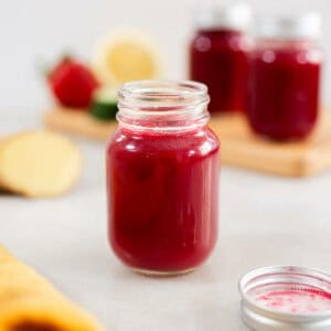 frasco de vidrio pequeño con jugo para desinflamar estómago.