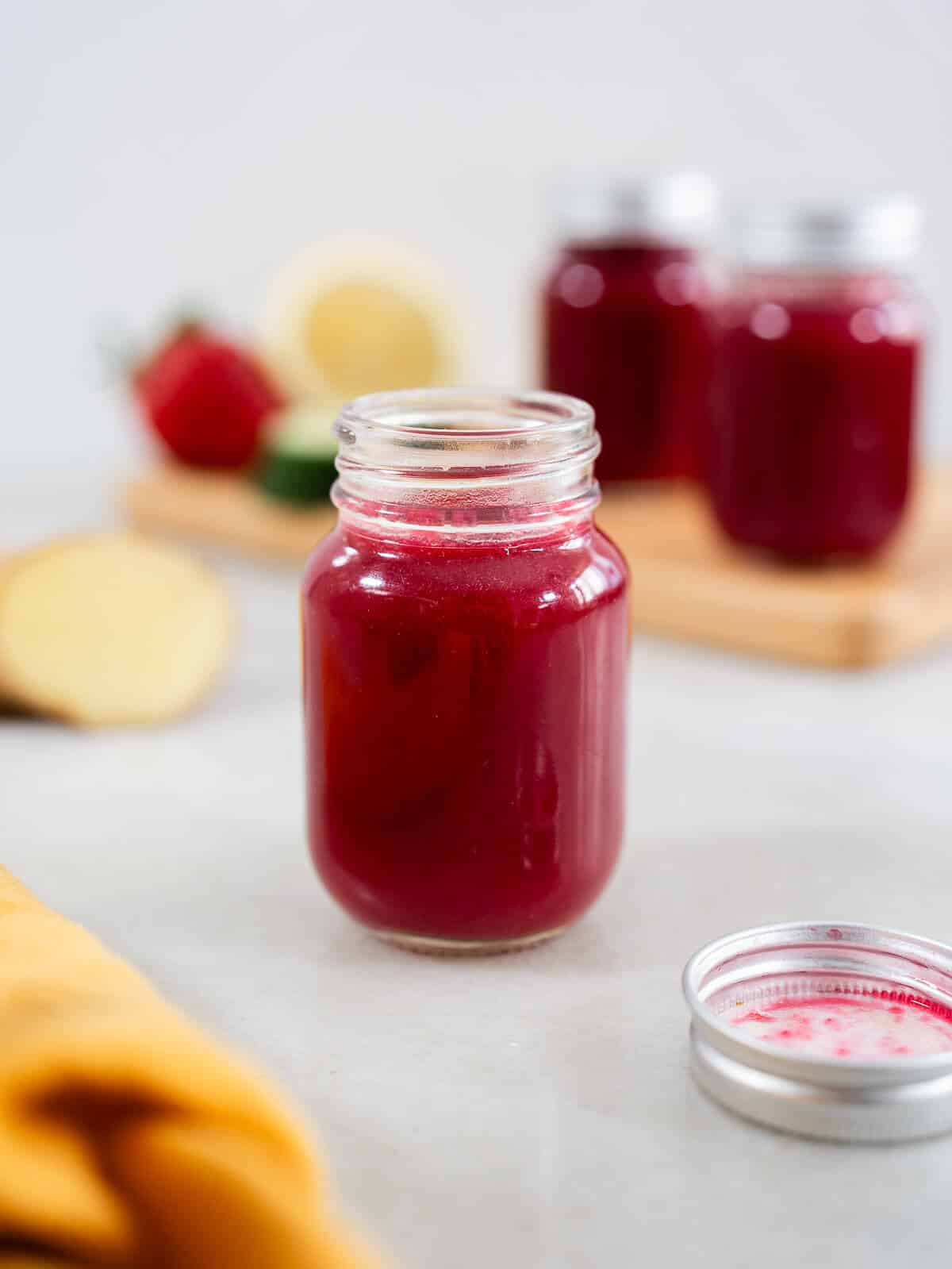 jugo para desinflamar el estómago envasado en un frasco de vidrio mini.