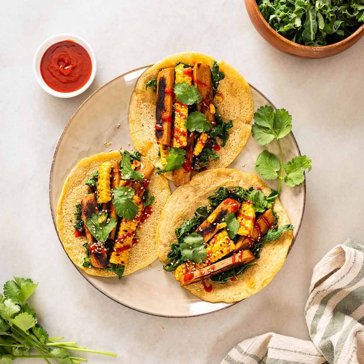 Tortillas de lentejas en un plato.