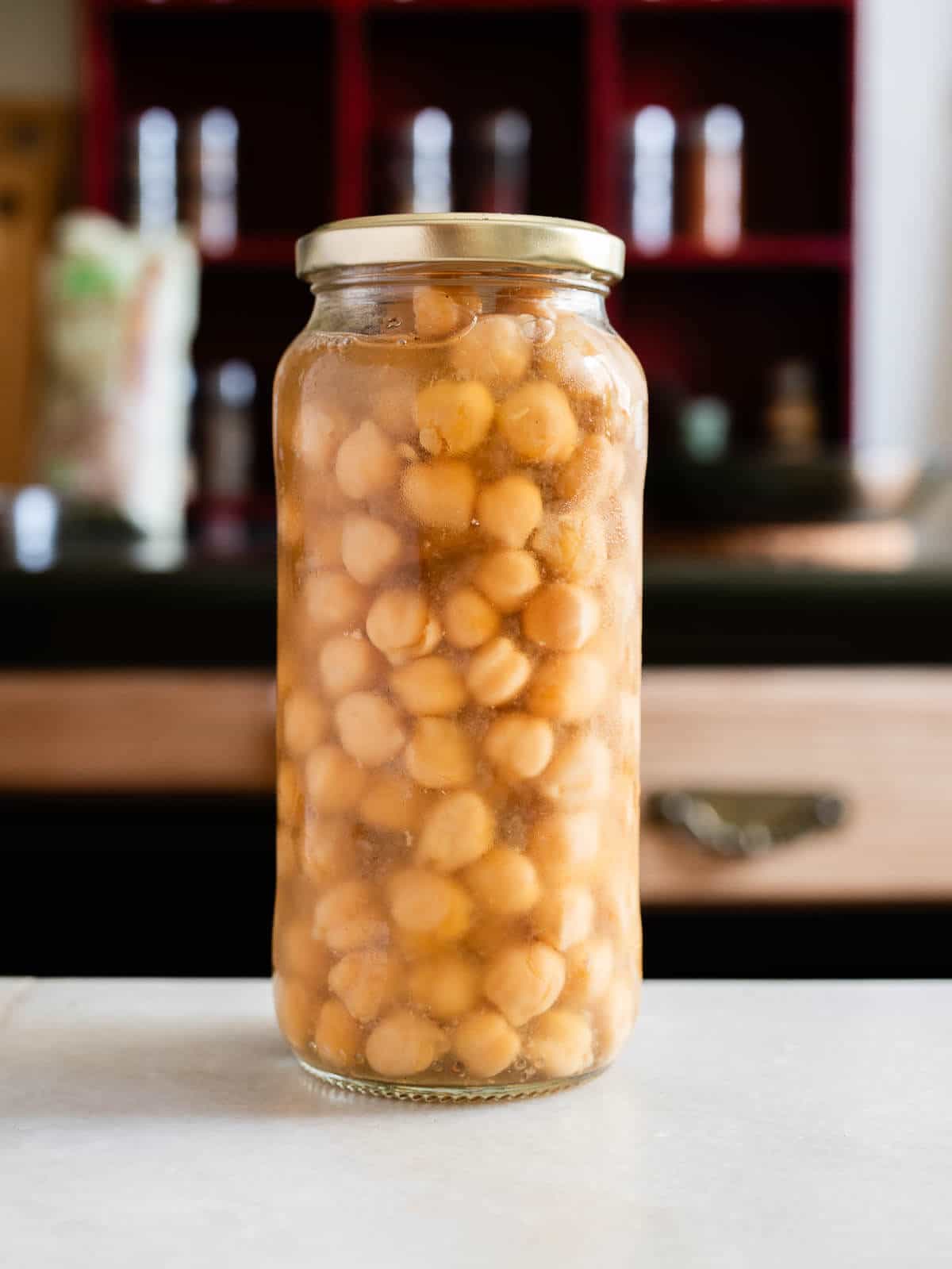 Botella con garbanzos cocidos caseros.