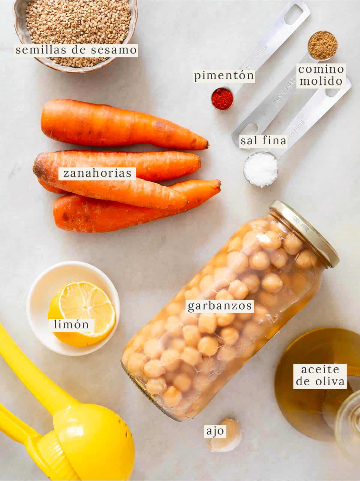 Ingredientes etiquetados para hacer hummus de zanahoria sin tahini.