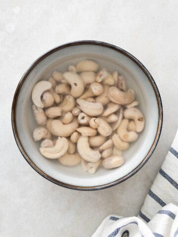 anacardos en remojándose en un bowl pequeño.