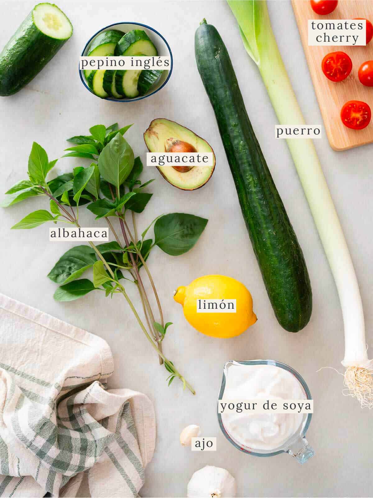 ingredientes etiquetados para hacer la crema de pepino y aguacate.