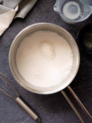 hirviendo la leche de almendras mezclada con la tapioca en una olla pequeña.