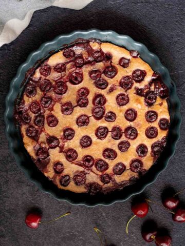 Tarta recién salida del horno enfriándose.