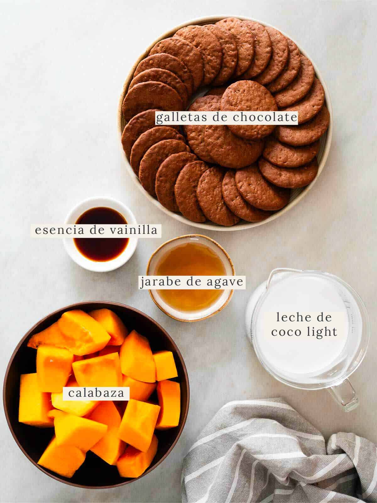 ingredientes etiquetados para hacer la tarta de galletas de chocolate con calabaza.