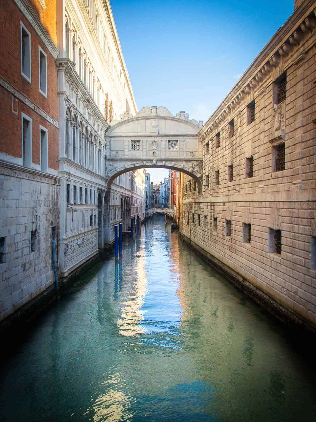 Puente de los Suspiros en Venecia - Puente de los Suspiros conectando el Palacio Ducal con la prisión.