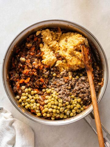 toma de olla mientras se mezcla los componentes del relleno de lentejas y garbanzos.