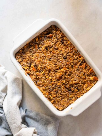 Primer plano del relleno de lentejas y garbanzos, mostrando la textura con los vegetales finamente picados mezclados.