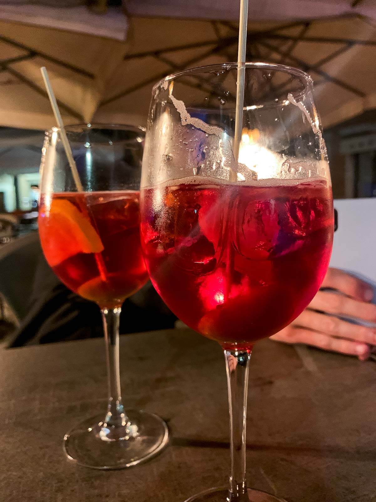 Spritz en una terraza de Venecia - Dos copas de Spritz sobre una mesa en una terraza de Venecia.