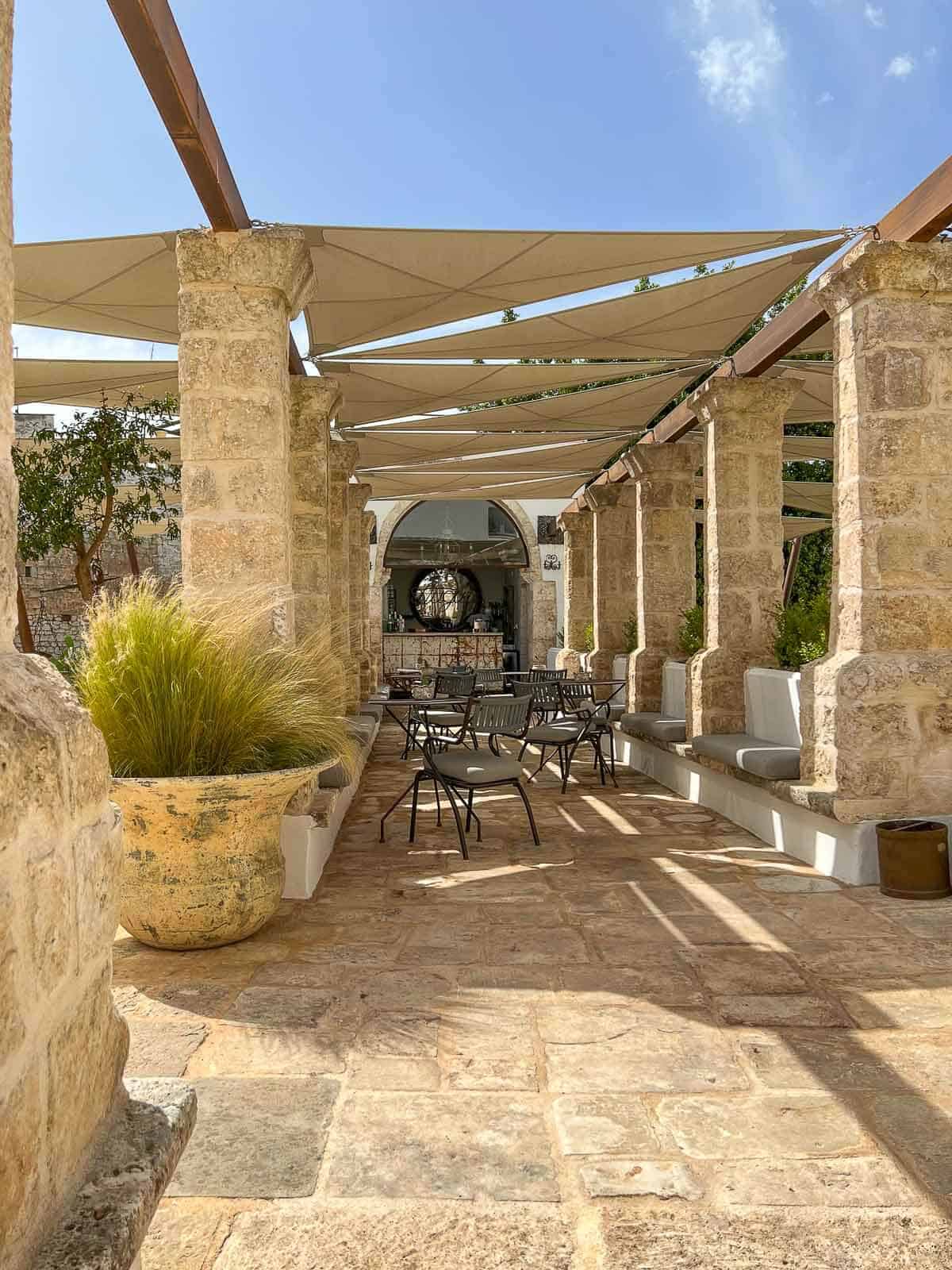 Terraza de un restaurante con vistas en Ostuni.