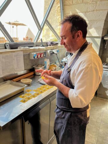 Chef trabajando en la preparación de pasta en Ostuni.