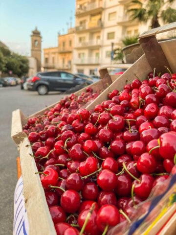 Cajas de cerezas frescas en un mercado de Ostuni.