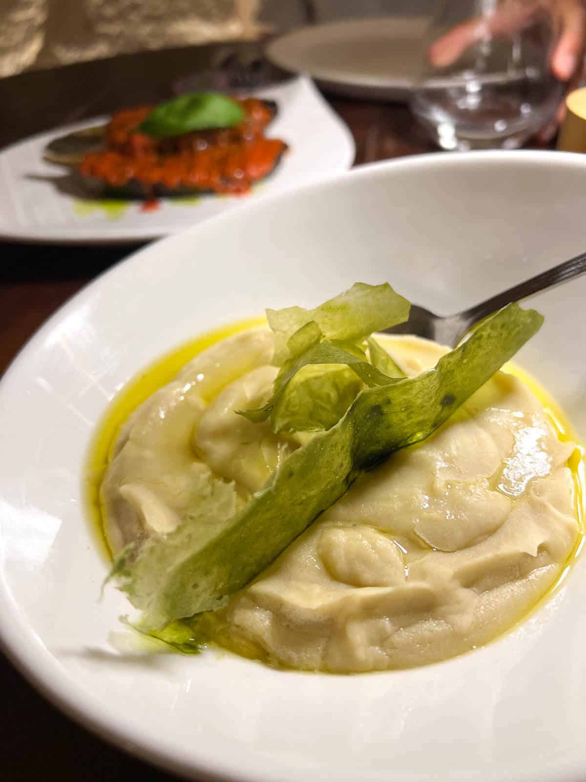 Plato de ravioli relleno de cime di rapa.