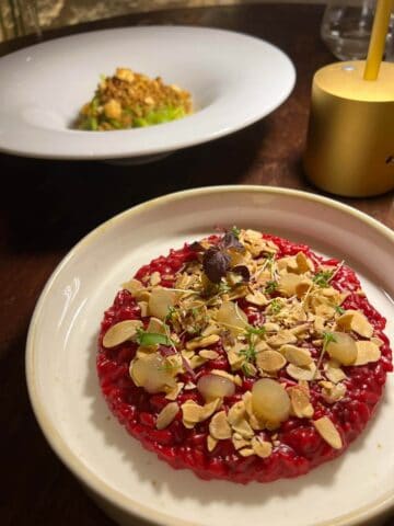 palto de risotto de remolacha con almendras tostadas.