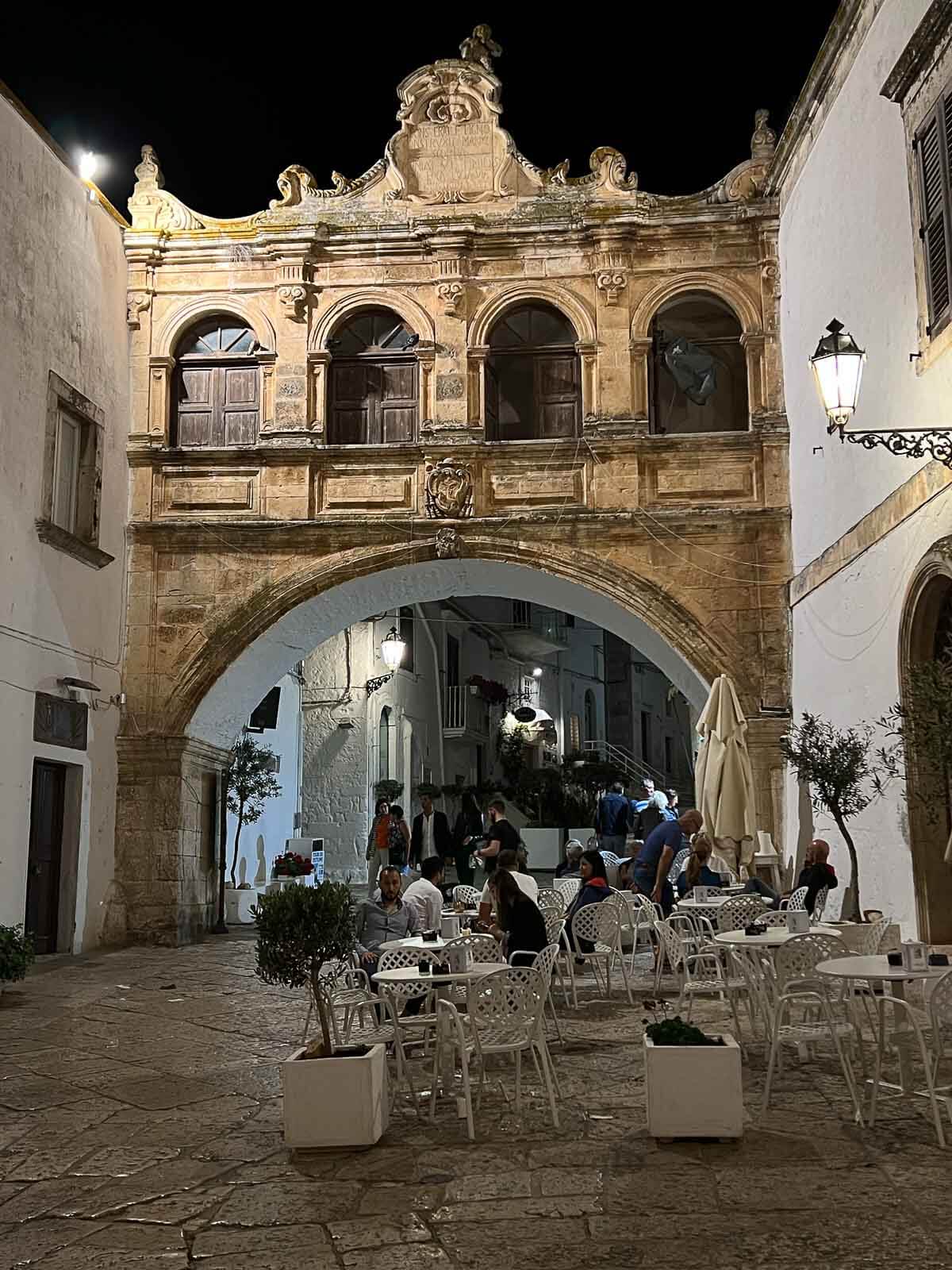 arco conectando dos edificios en Ostuni.