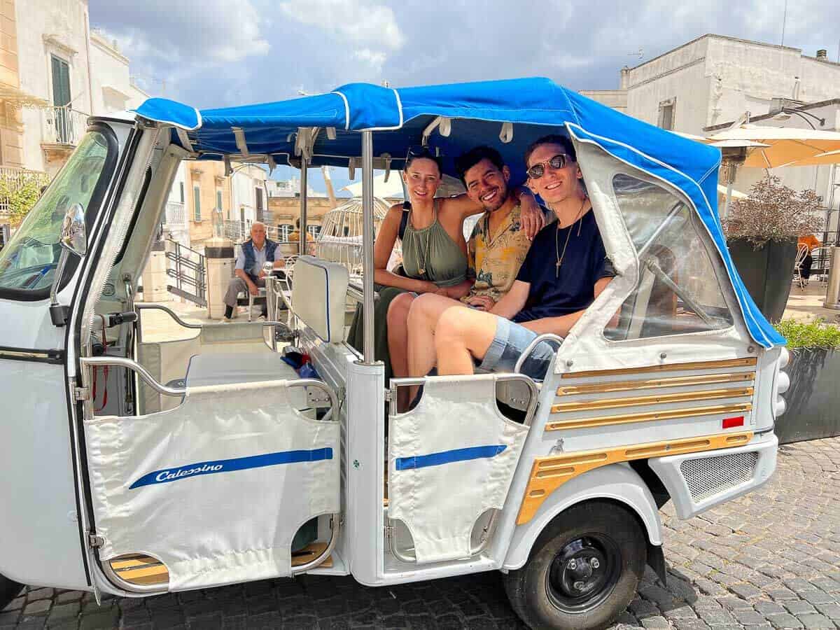 Tuk-tuk con turistas en Ostuni.