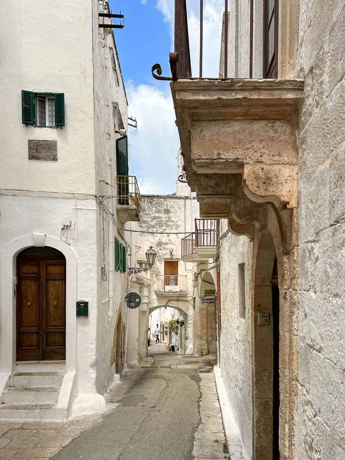 calle empedrada en el centro de Ostuni.