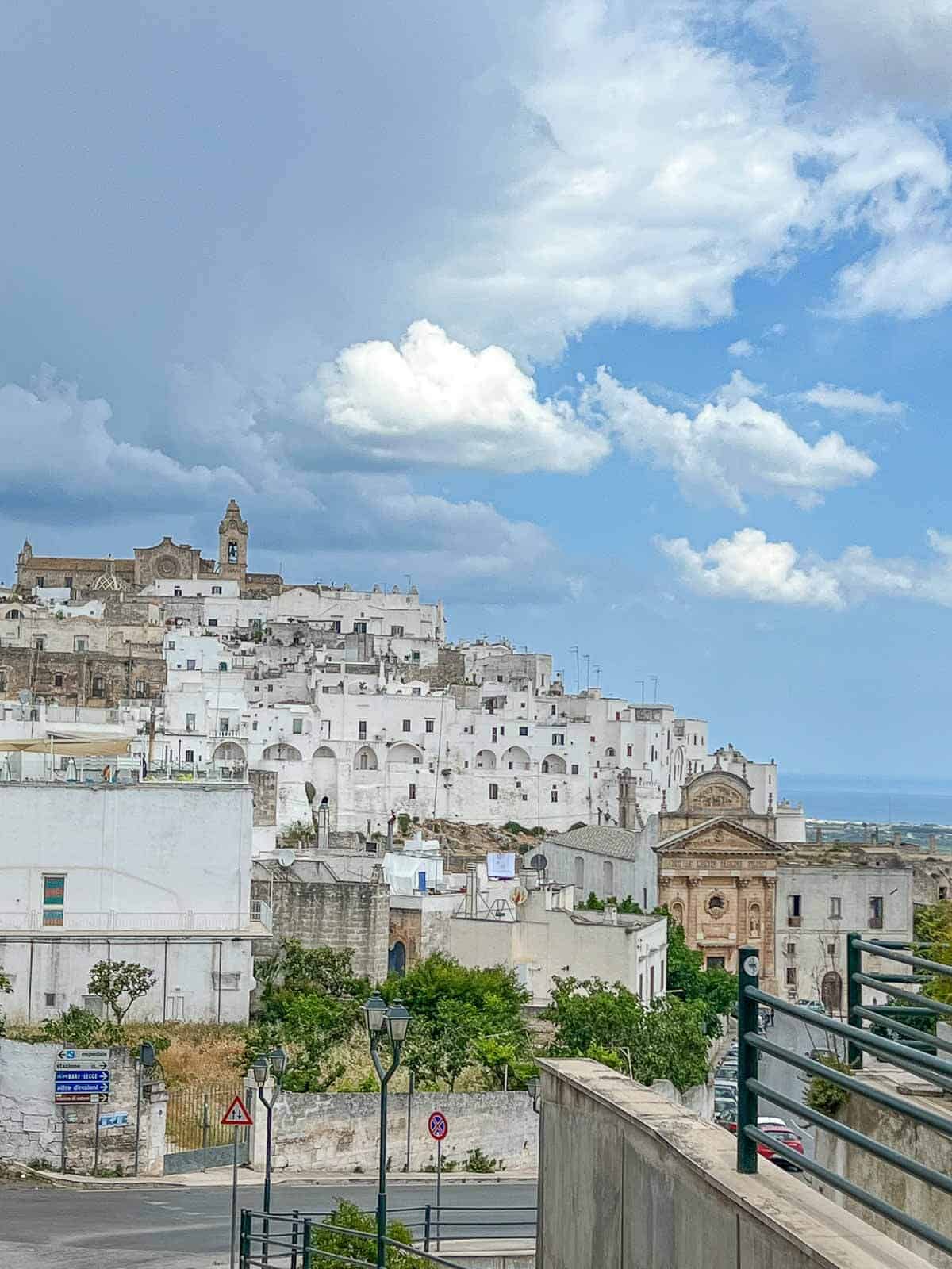 vista desde lo alto del centro de Ostuni.