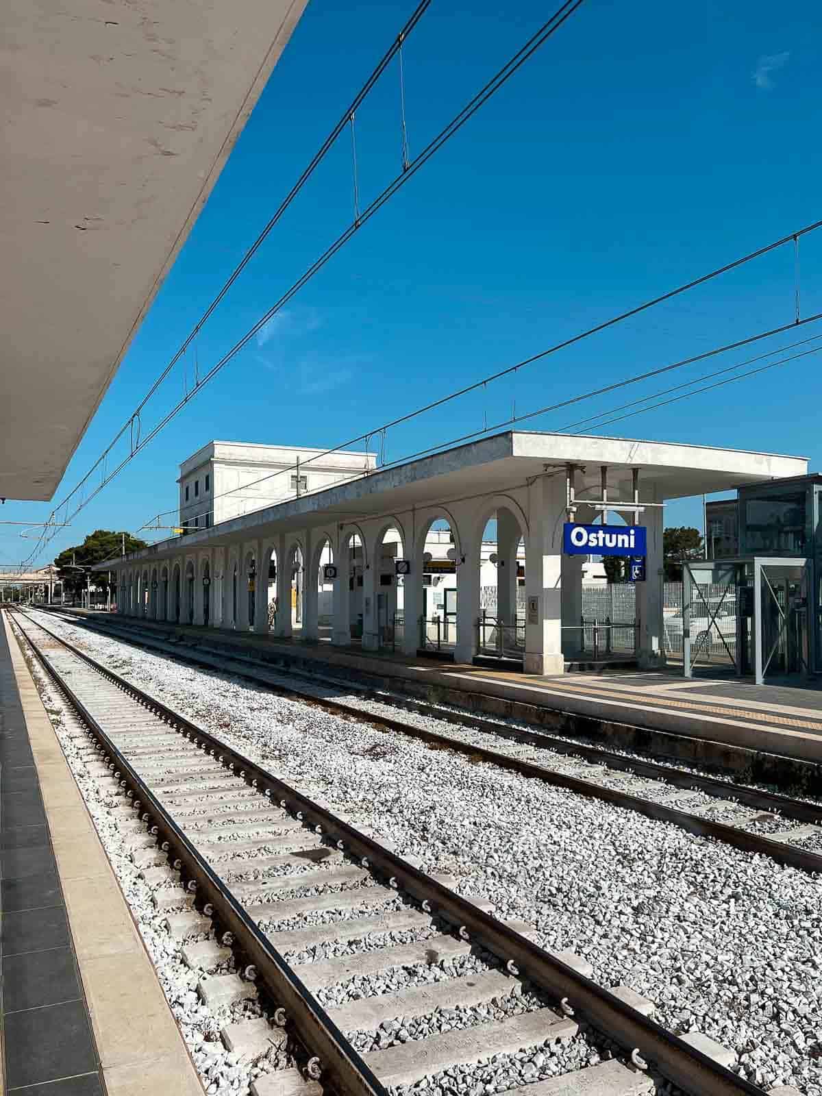 Estación de tren en Ostuni, Italia.