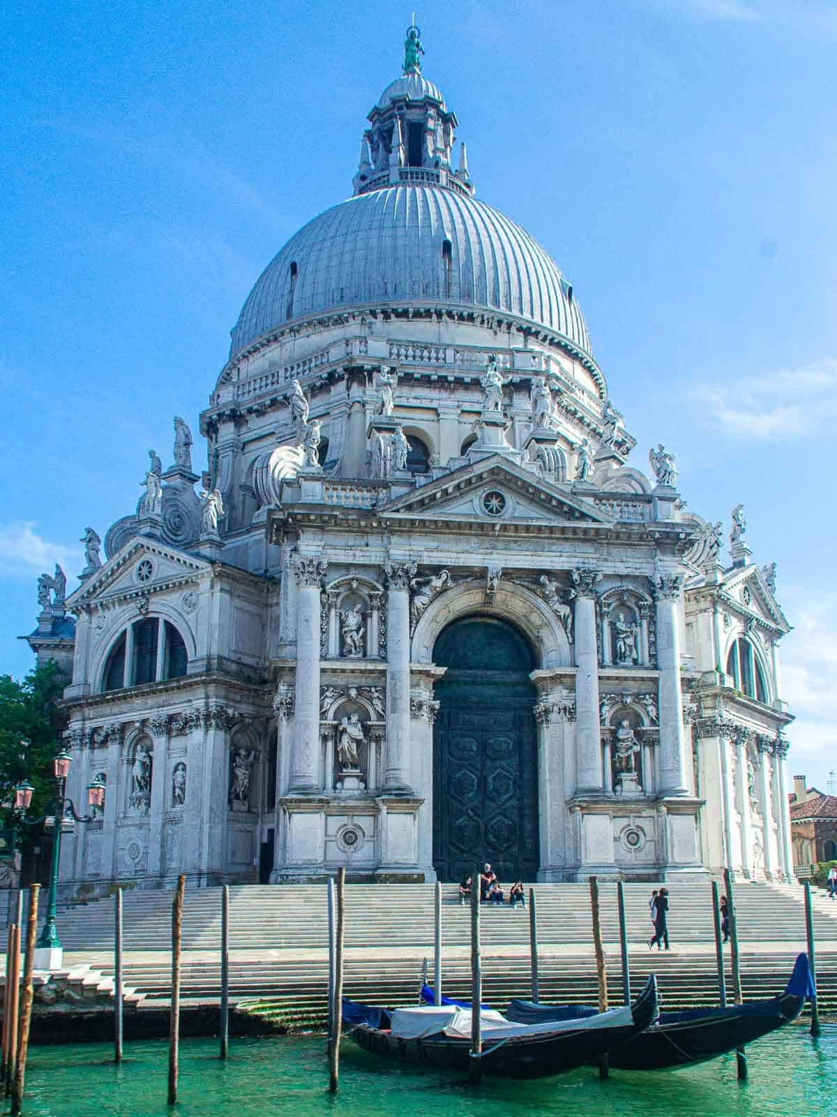 Basílica de Santa Maria della Salute en Venecia - Basílica de Santa Maria della Salute junto al Gran Canal de Venecia.