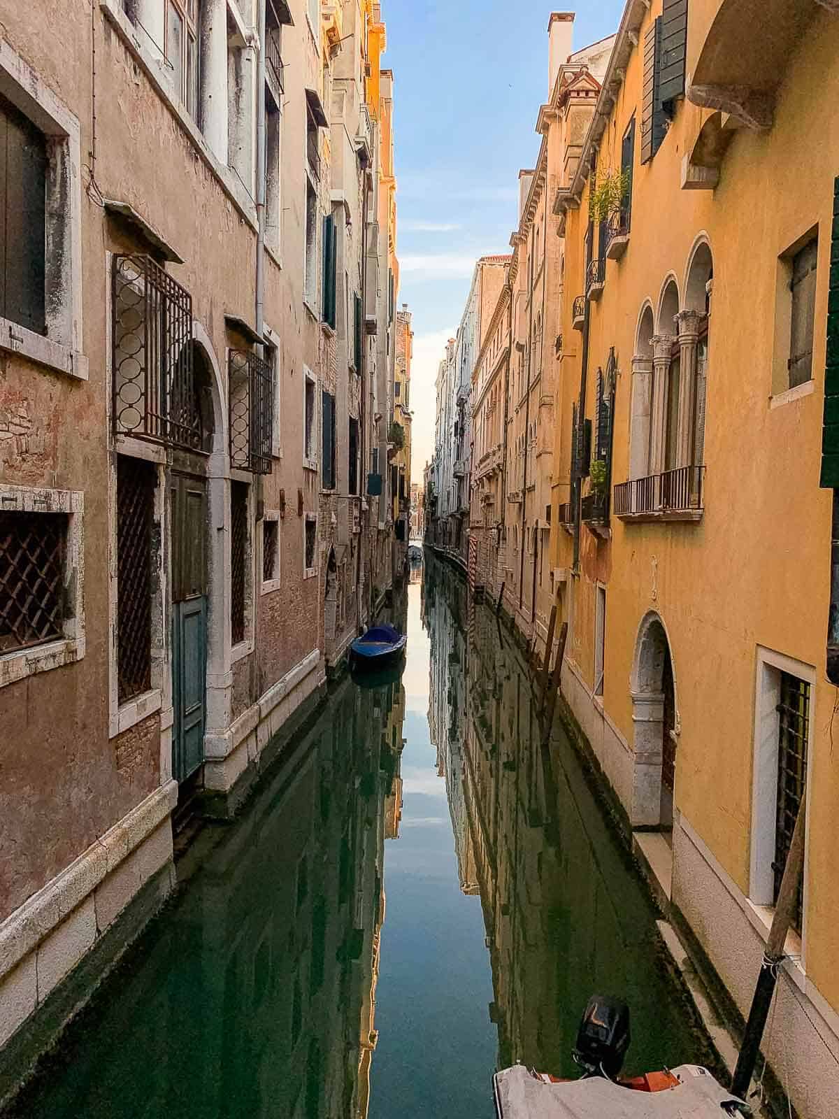 canal estrecho en Venecia.