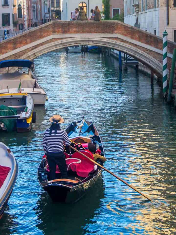 Puente peatonal sobre canal en Venecia - Puente peatonal de arco sobre un canal en Venecia.