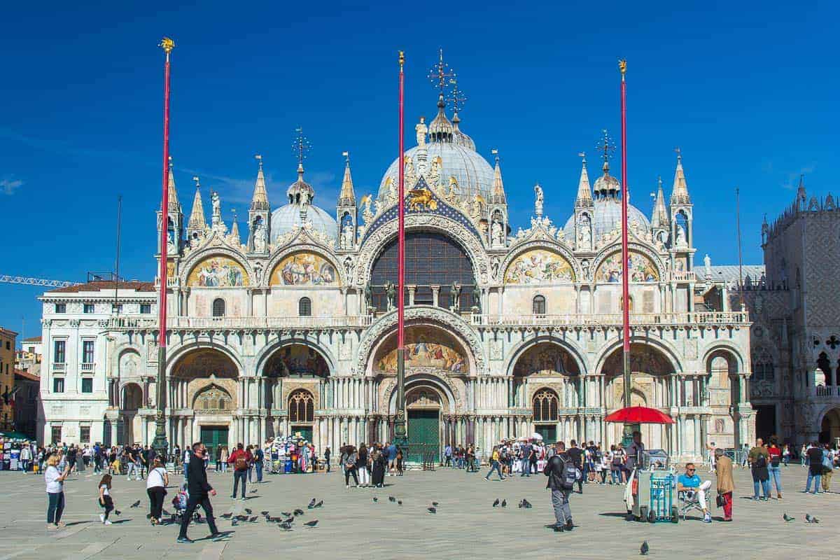 Basílica de San Marcos en Venecia - Vista frontal de la Basílica de San Marcos con turistas.