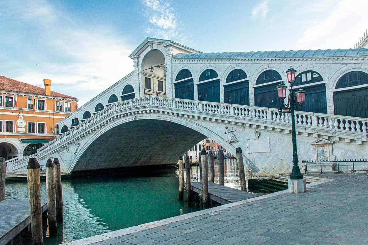 Puente de Rialto en Venecia - Puente de Rialto sobre el Gran Canal de Venecia.