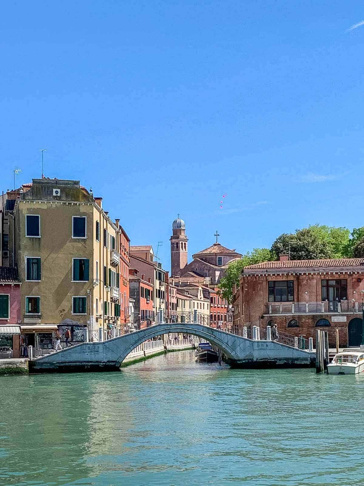 Puente sobre canal en Venecia - Puente peatonal sobre un canal en Venecia.