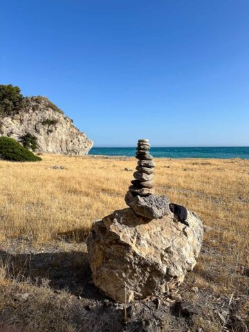 Apilando piedras en la playa de Cantarriján en Nerja.
Playa de Cantarriján en Nerja.
Si decides ir a la playa, te recomendamos llevar una buena selección de fruta fresca, hummus y verduras, y acompañarlo con una agradable variedad de vinos naturales.